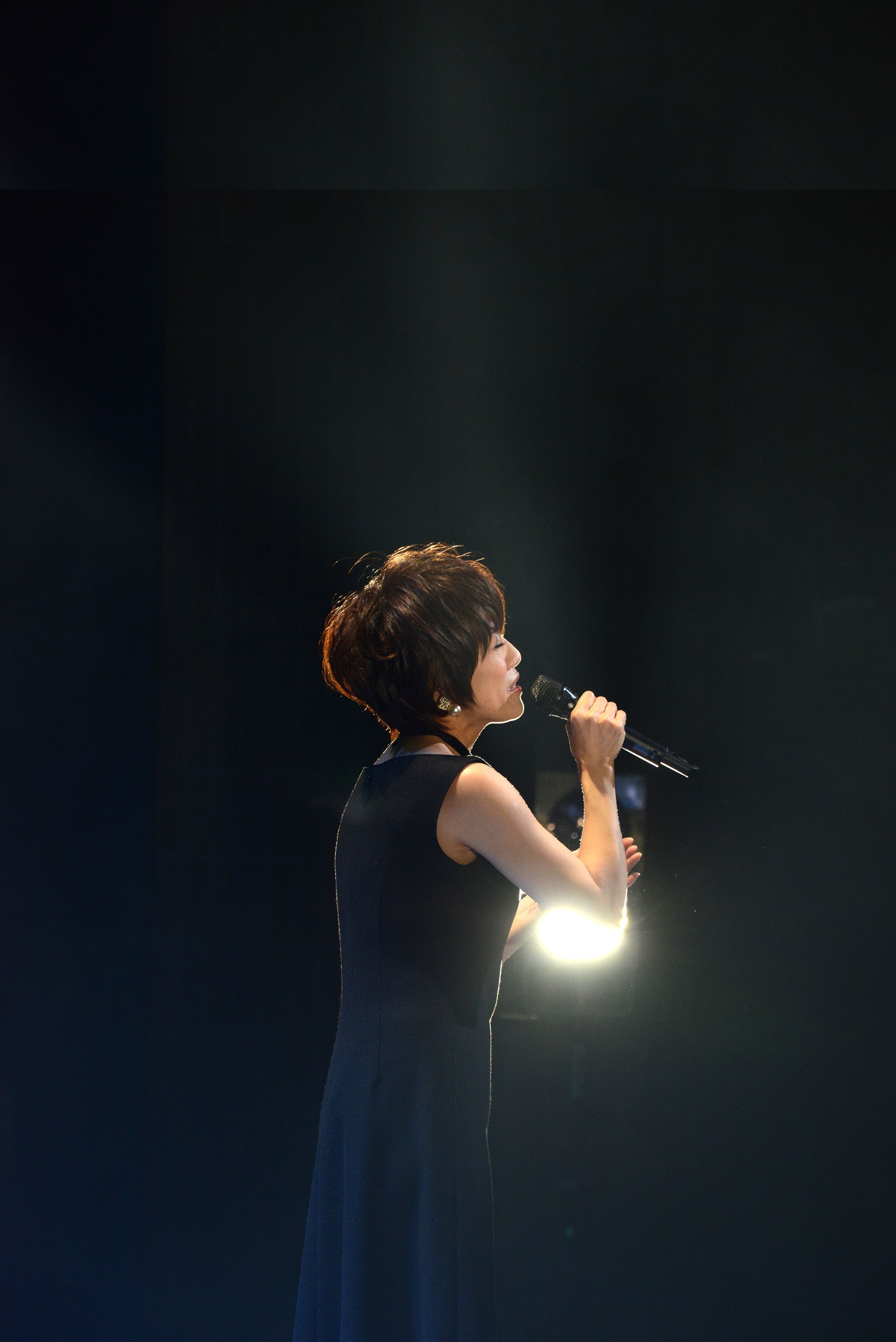 izumi_aphoto_live-black_press.jpg