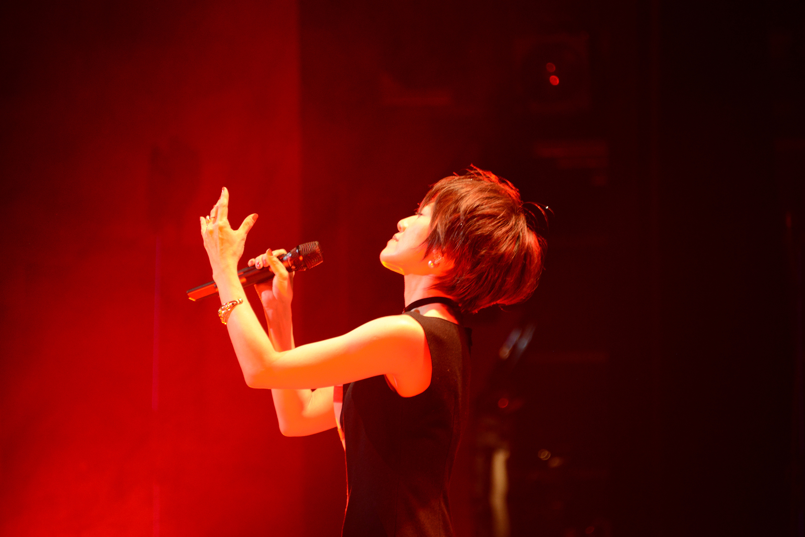 izumi_aphoto_live-red_press.jpg